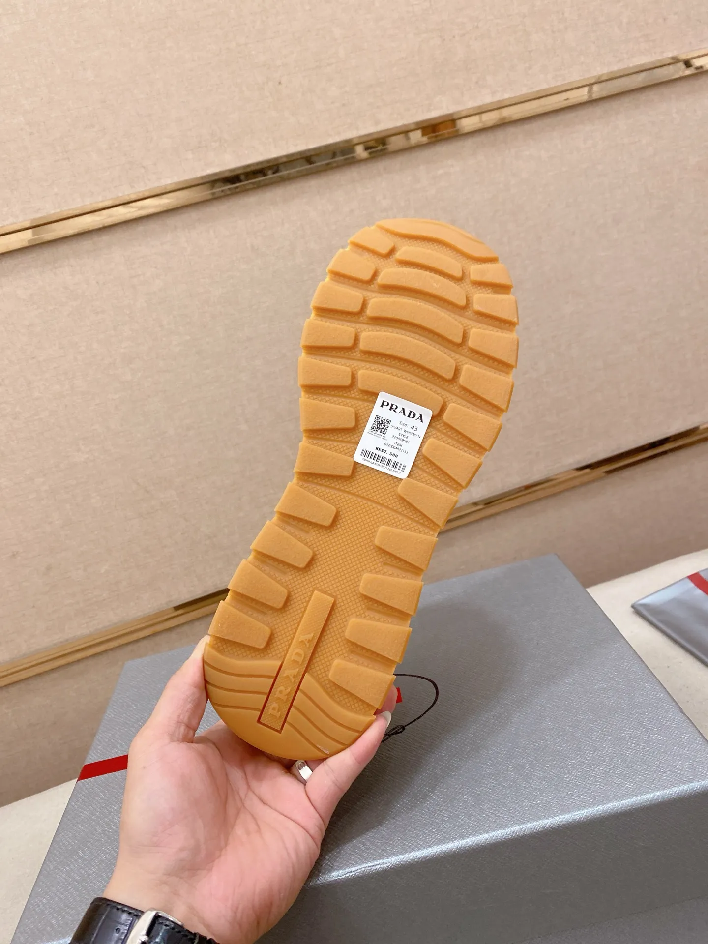 Men's Men's Shoes 💰 620💰 ✔️✔️✔️High version High-quality new PRADA (Prada) counters are launched simultaneously. The new men's shoes and 😘fabrics are selected from first-layer cowhide fabrics. Lining: Imported cowhide leather lining. 👍🏿High-end☄️Open-molded non-slip rubber outsole, exquisite lines, simple and elegant, comfortable and high-end for leisure travel. Code number: 38 to 45
